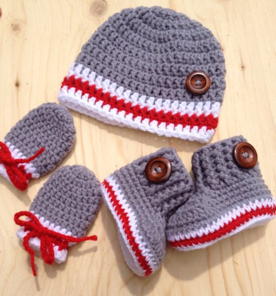 Handmade Boys Woolen Cap Shoes And Mittins Set. Winter baby shoes