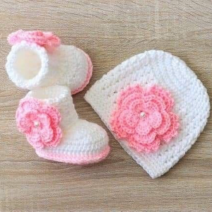 Crochet Baby Girl Booties And Cap Set